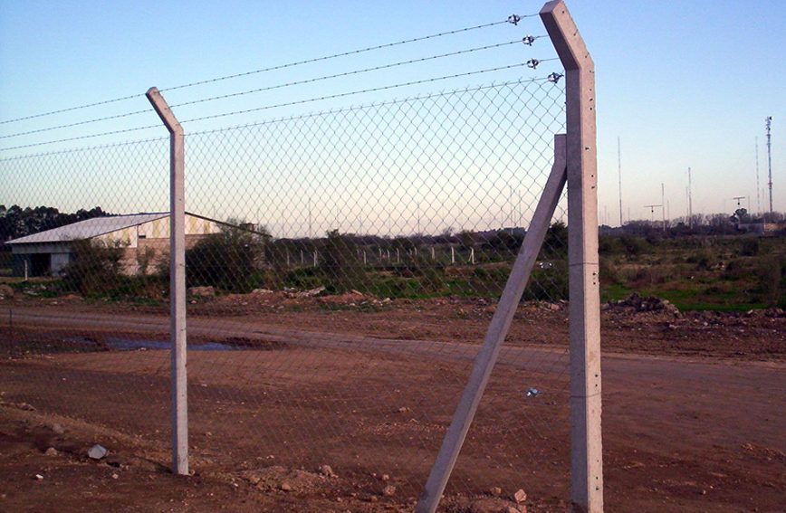 Cerco perimetral de alambre tejido con postes de hormigón instalado por Alamferr